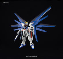Muatkan imej ke dalam penonton Galeri, 1/144 HGCE ZGMF-X10A Freedom Gundam (REVIVE) - Shiroiokami HobbyTech